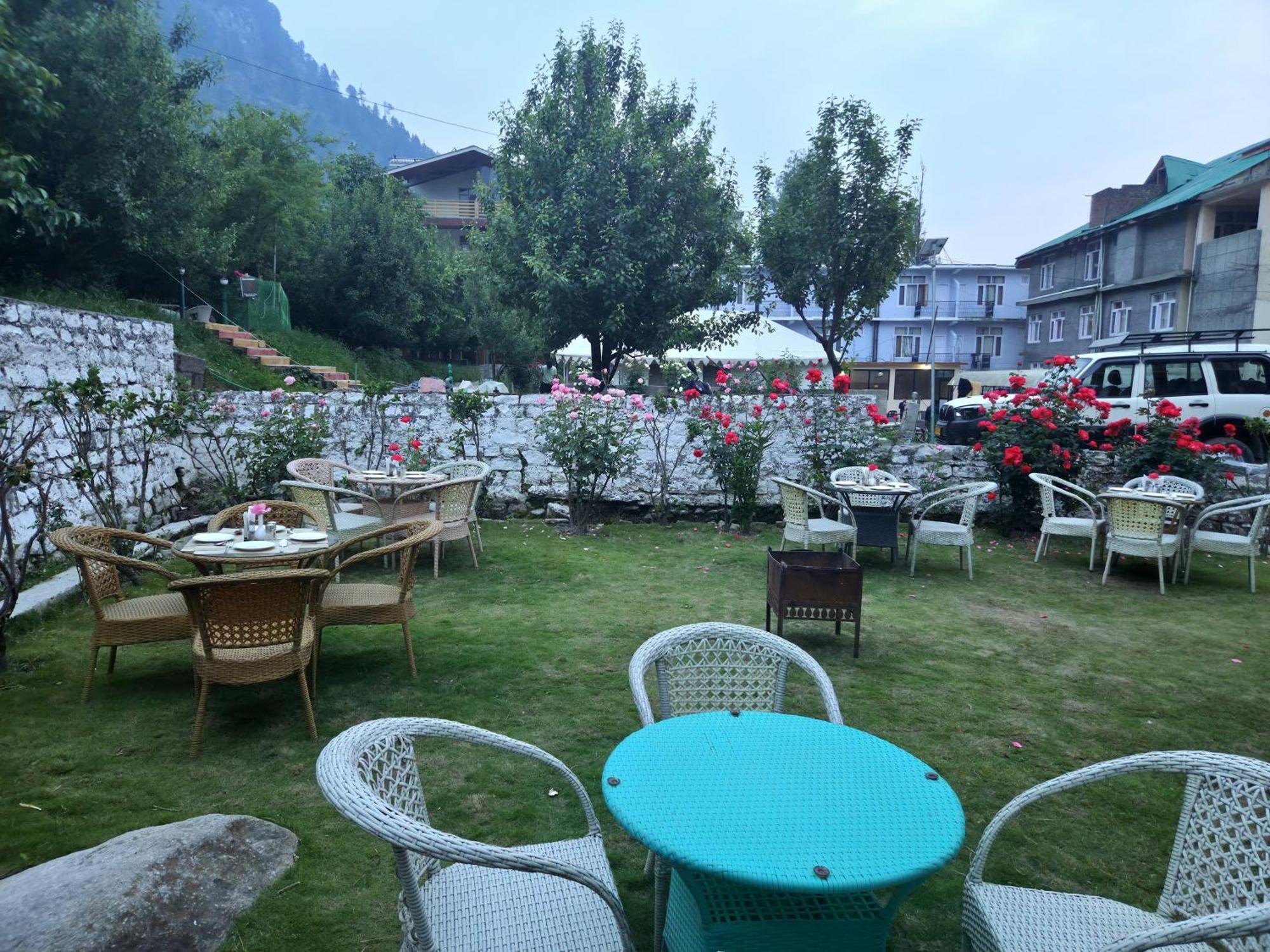 Hill River Resort By West Western Manāli Exteriör bild